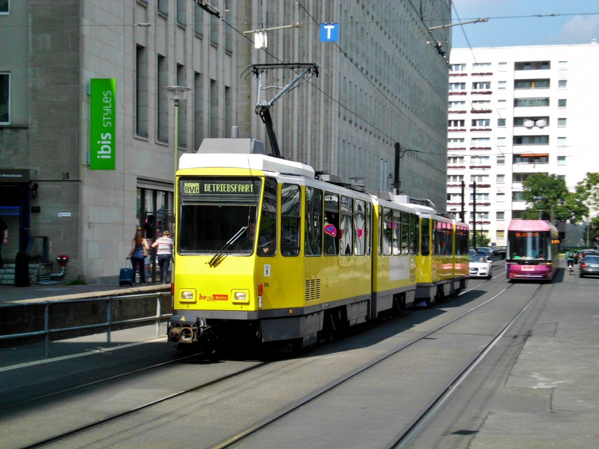 Eine Straßenbahn auf Betriebsfahrt am U-Bahnhof Berlin Alexanderplatz/Gontardstarße.(8.8.2014)
