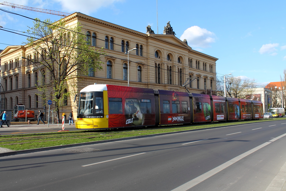 Eine Straßenbahn der Bauart Flexity 8014 vor dem Sozialgericht Berlin auf der Linie M5 in der Invalidenstraße kurz vor der Einfahrt in die Haltestelle Hauptbahnhof am 16.04.2015.
Der Triebwagen wurde 2012 bei Bombardier unter der Fabriknummer 757/8014 hergestellt.

