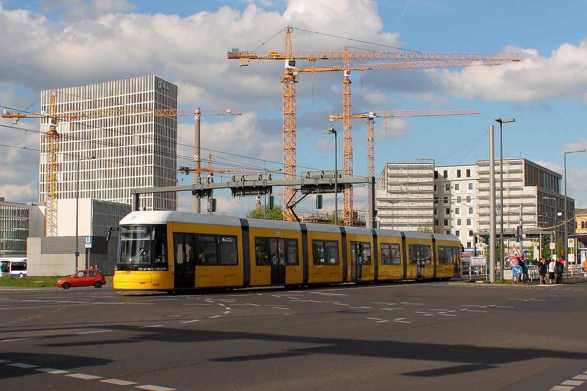Eine Straßenbahn der Bauart Flexity 9003 vor der „Hotel-Skyline“ auf der Linie M5 in der Invalidenstraße kurz nach Verlassen der Haltestelle Hauptbahnhof am 01.05.2015.
Der Triebwagen wurde 2015 bei Bombardier unter der Fabriknummer 759/9003 hergestellt.
