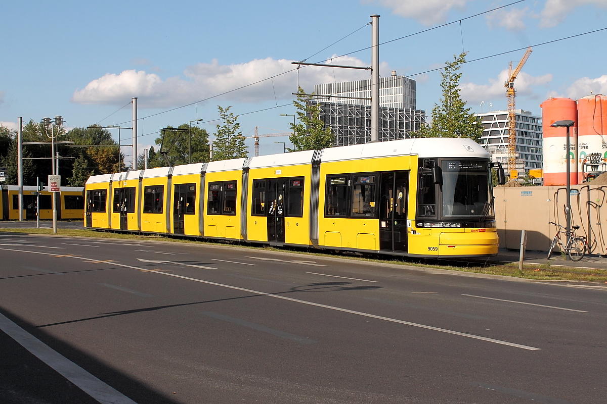 Eine Straßenbahn der Bauart Flexity Berlin 9059 an der Haltestelle Clara-Jaschke-Straße in der Nähe des Berliner Hauptbahnhofes am 25.08.2017.
Der Triebwagen wurde 2017 bei Bombardier unter der Fabriknummer 759/9059 hergestellt.
