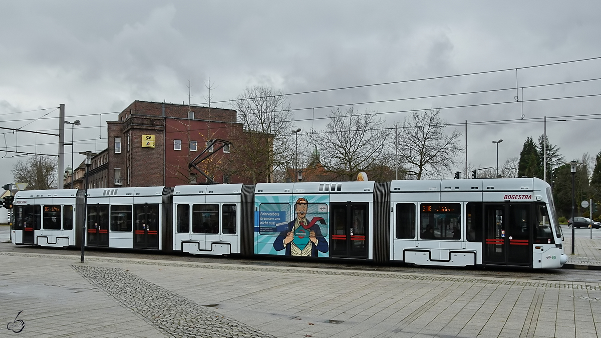 Eine Straßenbahn der Bogestra wartet am Hauptbahnhof Wanne-Eickel auf die Abfahrt. (Dezember 2019)