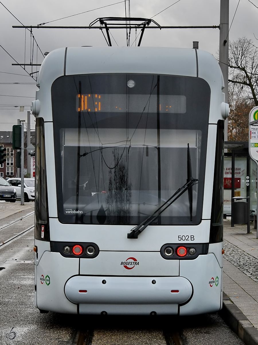 Eine Straßenbahn der Bogestra wartet am Hauptbahnhof Wanne-Eickel auf die Abfahrt. (Dezember 2019)