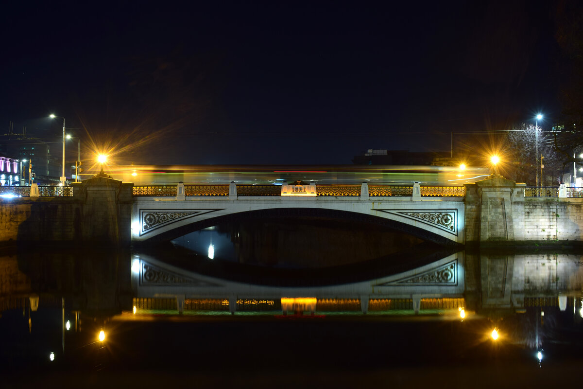 Eine Straßenbahn fährt auf der Redline über die Sean Heuston Bridge in Dublin.
Die Sean Heuston Bridge wurde 1828 eröffnet und 2002 neu aufgebaut.

Dublin 08.01.2025