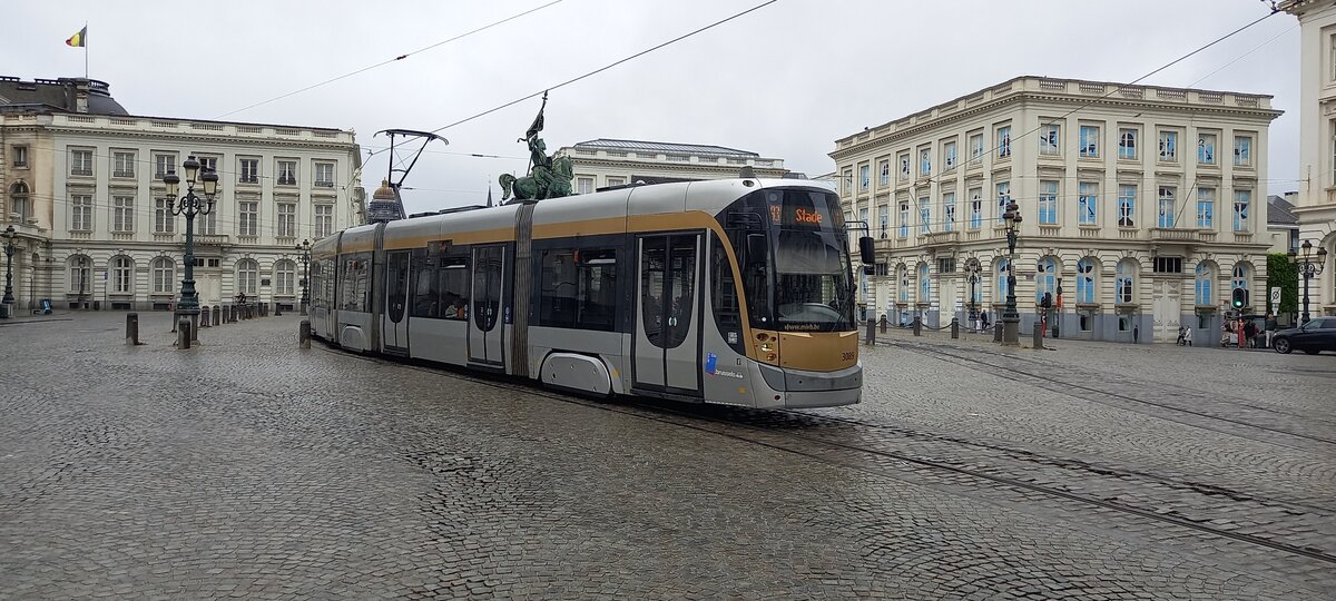 Eine Straßenbahn fährt über Place royale am 1. Juli 2023.
