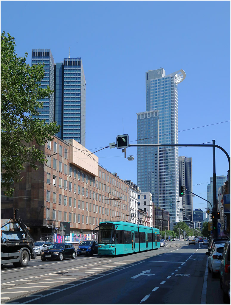 Eine Straßenbahn in ihrem städtischem Umfeld -

Die Flexity Classic Tram fährt in Frankfurt Main die Mainzer Straße stadtauswärts.

21.07.2021 (M)