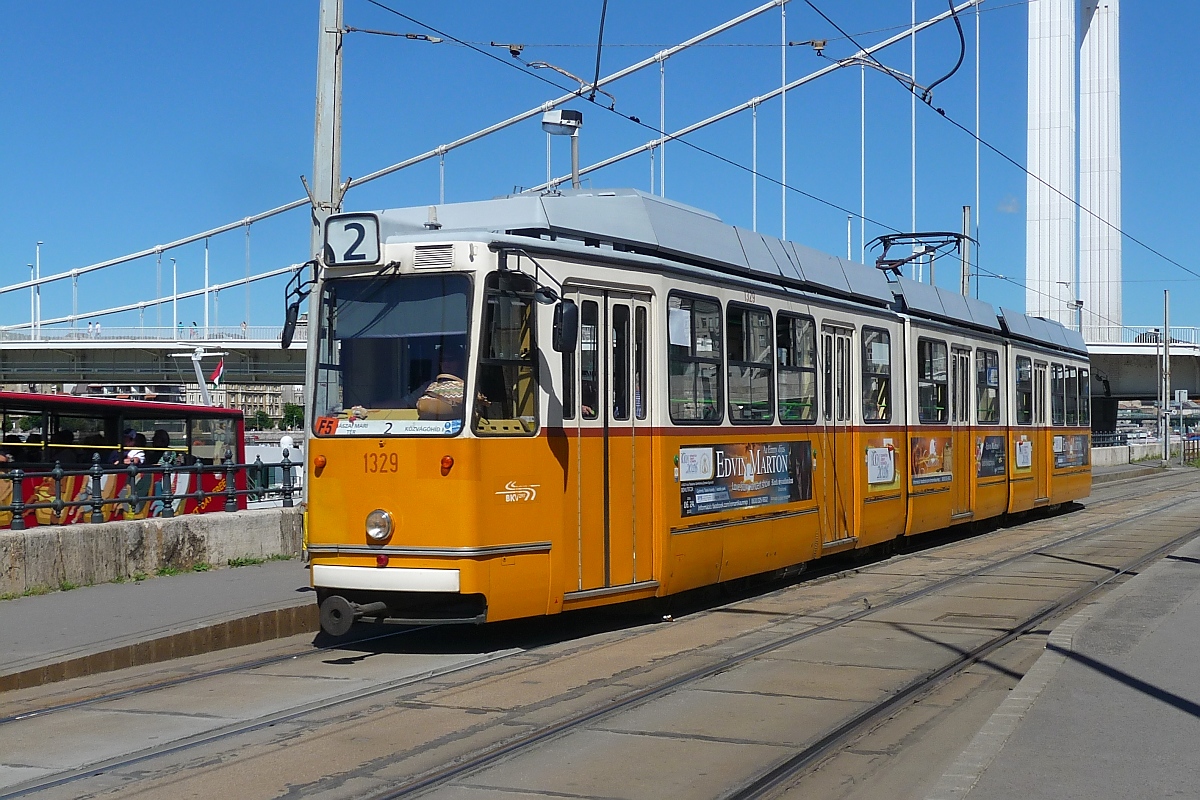 Eine Straßenbahn der Linie 2 hält vor der Elisabeth-Brücke in Budapest, 18.6.2016