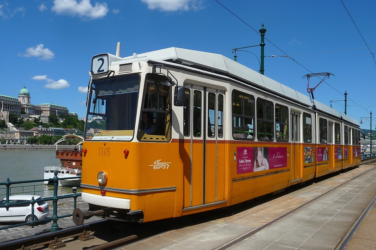 Eine Straßenbahn der Linie 2 hält in Budapest, 18.6.2016