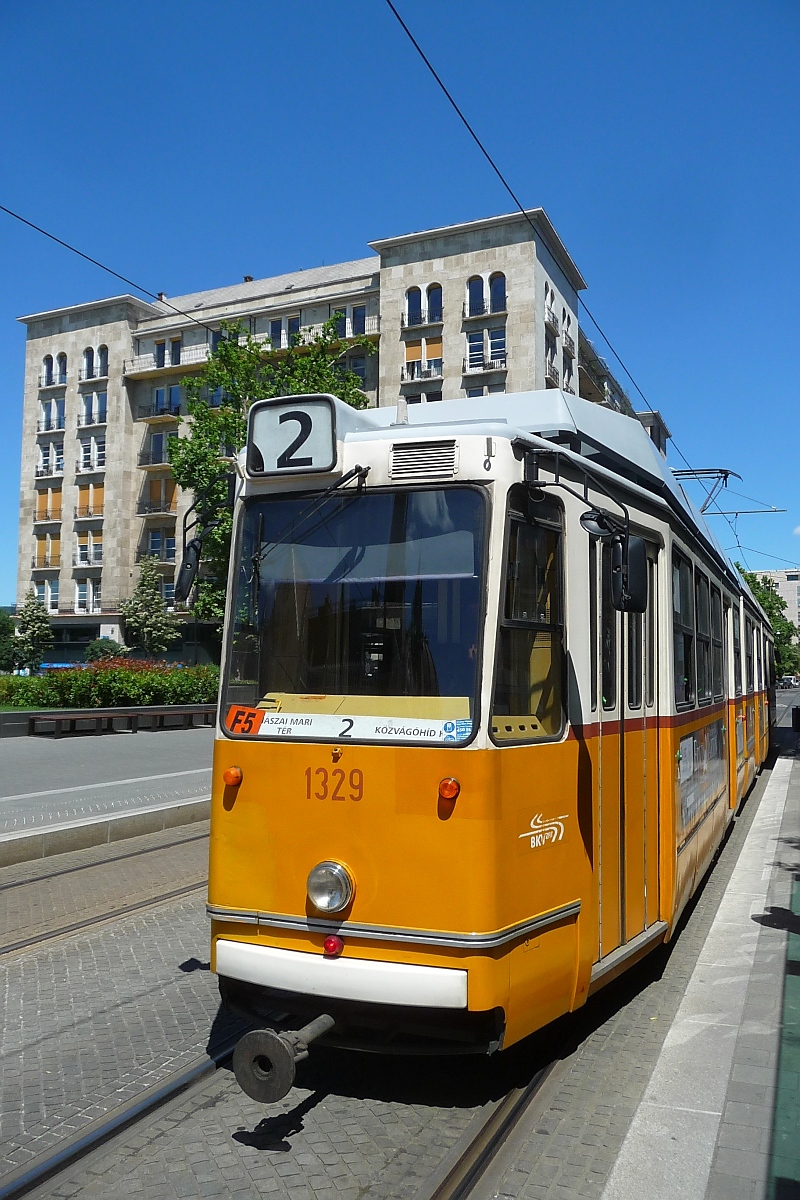 Eine Straßenbahn der Linie 2 hält in Budapest, 18.6.2016