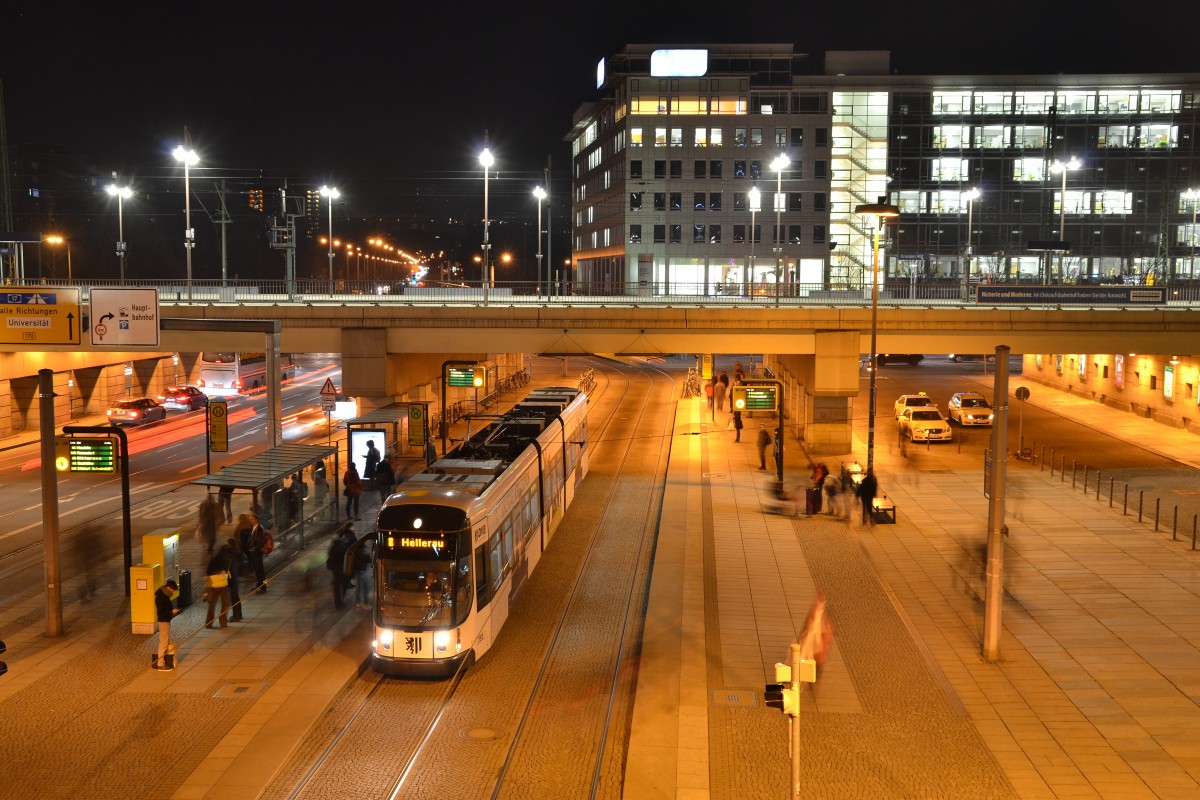 Eine Straßenbahn der Linie 4 in Richtung Hellerau, hält am 17.12.2013 am Dresdener Hauptbahnhof. 