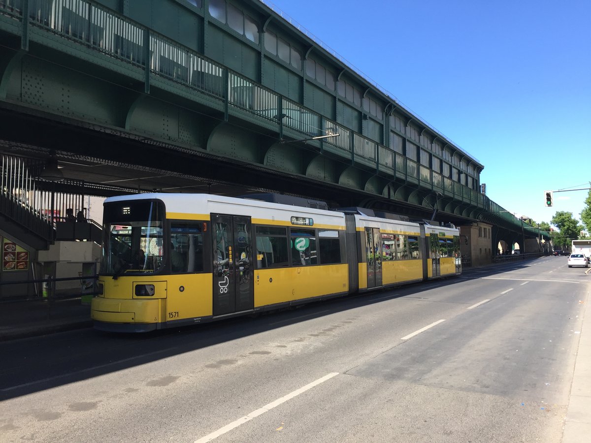 Eine Straßenbahn der Linie M1 steht am 27. Mai 2017 am S+U Schönhauser Allee.