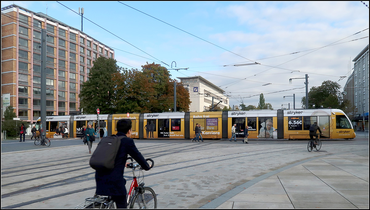 Eine Straßenbahn, vier Standorte, fünf Uhrzeiten, sechs Bilder -

9 Uhr 28: Die Freiburger Urbos-Tram 307 auf der Linie 4 quert im Zuge der Bertoldstraße den Platz der Alten Synagoge.

Hier habe ich mehrer Schnittvarianten durchprobiert, insbesondere was der Umgang mit dem Radfahrer angeht. 

07.10.2019 (M)