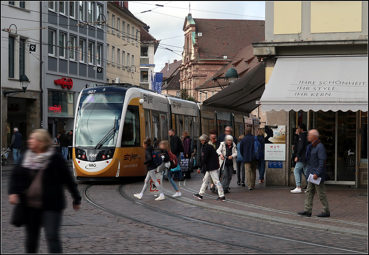 Eine Straßenbahn, vier Standorte, fünf Uhrzeiten, sechs Bilder -

12 Uhr 44: Nachschuss auf die Urbos-Tram 307 der Linie 4, die am Freiburger Bertoldsbrunnen von der Kaiser-Joseph-Straße in die Bertoldstraße abgebogen ist. 

07.10.2019 (M)