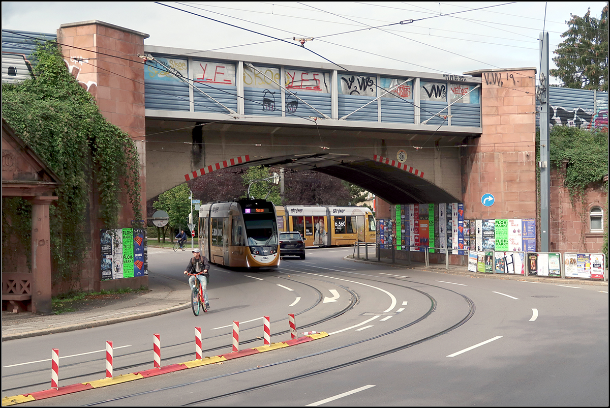 Eine Straßenbahn, vier Standorte, fünf Uhrzeiten, sechs Bilder -

13 Uhr 51: In S-Kurven unterfährt die Freiburger Urbos-Tram 307 auf der Linie 4 nahe der Haltestelle Komturplatz die Rheintalbahn.

07.10.2019 (M)