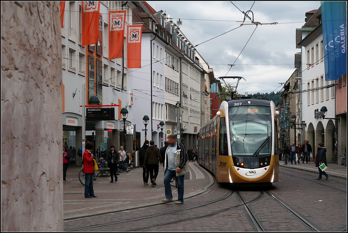 Eine Straßenbahn, vier Standorte, fünf Uhrzeiten, sechs Bilder -

15 Uhr 15: Ein weiteres Mal ein Bild vom Bertoldsbrunnen. Diesmal mit Blick in die Kaiser-Joseph-Straße. Die Urbos-Tram 307 hat ihren Fahrgastwechsel beendet und die Blinker gesetzt um hier nach rechts in die Bertoldstraße abzubiegen.  

07.10.2019 (M)