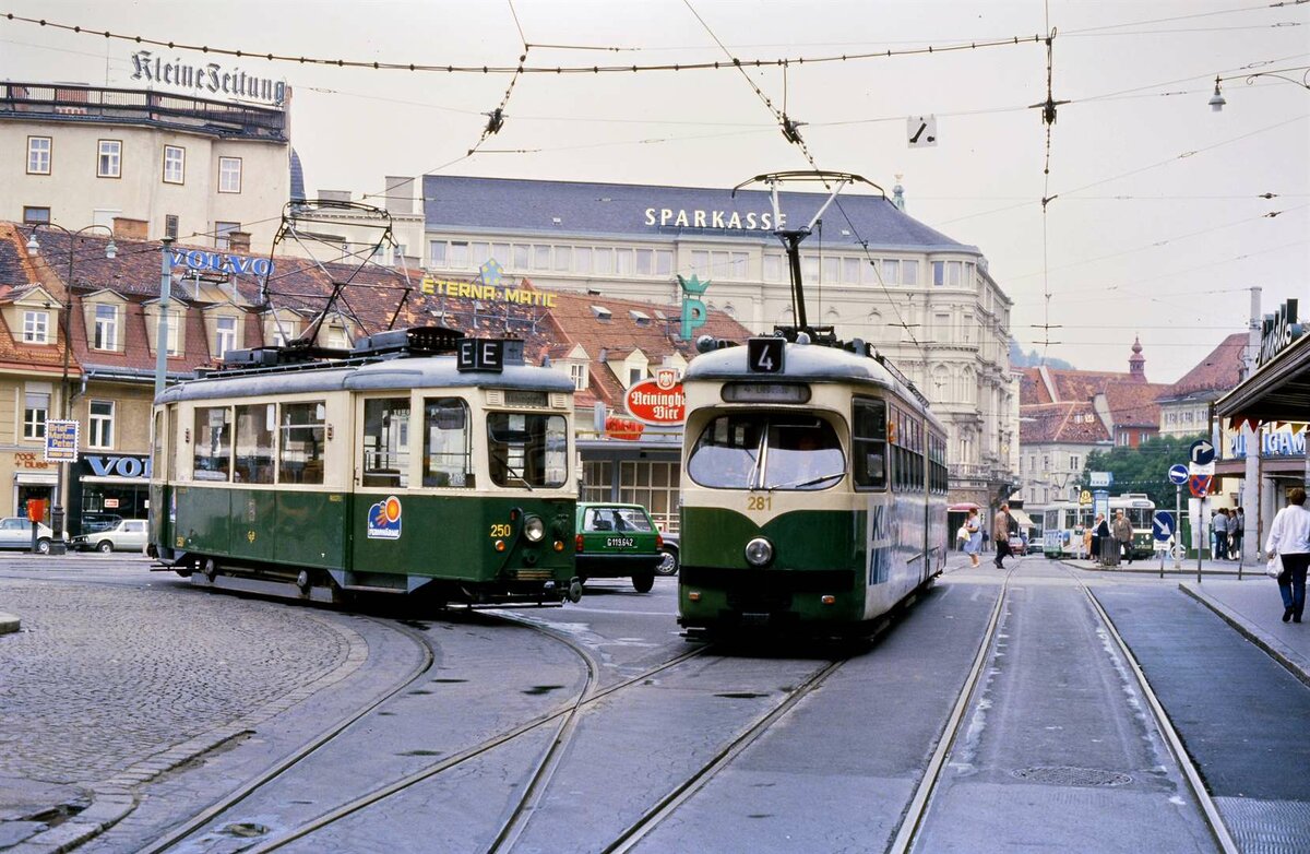 Eine Straßenbahnbegegnung der besonderen Art fand am 15.07.1986 am Jakominiplatz statt: TW 250 aus der Reihe 200 SGP und TW 281 lassen die unterschiedlichen Bauzeiten der Wagen erkennen.