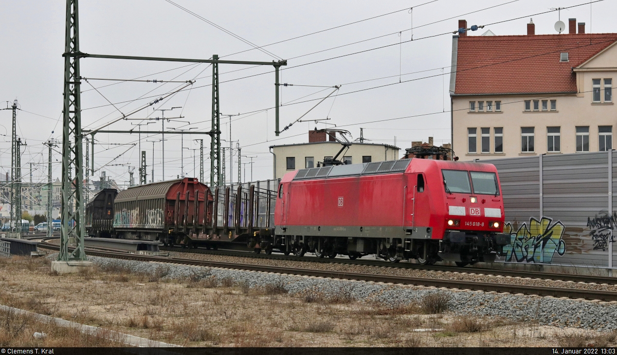 Eine Stunde, nachdem 145 018-8 als Leerfahrt durch den Hp <a href= https://www.bahnbilder.de/bild/deutschland~e-loks~br-145/1290272/145-018-8-durchfaehrt-als-tfzf-den.html  target= _blank >Halle Rosengarten</a> kam, zieht sie nun einen Gemischtwarenladen aus der Zugbildungsanlage (ZBA) Halle (Saale) südwarts.
Das Foto entstand vom Bahnsteig 12/13 in Halle(Saale)Hbf.

🧰 DB Cargo
🕓 14.1.2022 | 13:03 Uhr