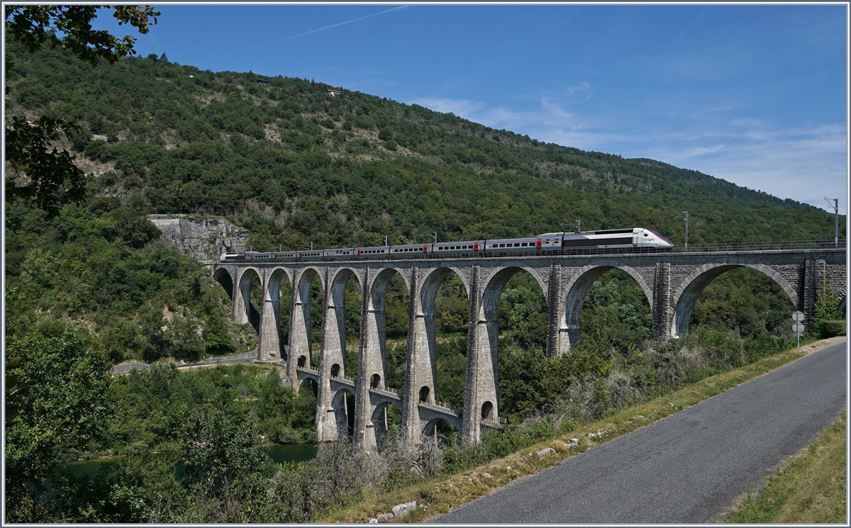 Eine Stunde später im besten Licht: der Cize-Bolozon Viadukt mit dem TGV Lyria Genève - Paris.

17. Juli 2019
