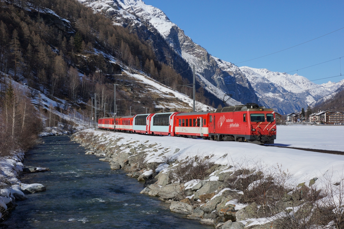 Eine Stunde später folgt der zweite  alte  Pendel, diesmal mit der HGe 4/4 II 5 bespannt. Im Gegensatz zum Regio 237 waren die beiden GEX-Wagen beim R 241 nicht ganz an der Spitze eingereiht (Täsch, 06.03.2015).