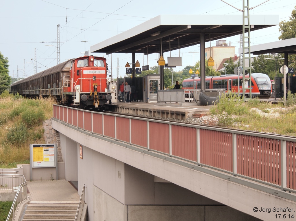 Eine Stunde später hatten sich die Gewitterwolken ohne Regen verzogen. 363 661 stand inzwischen abfahrbereit vor dem „Henkelzug“ in Gunzenhausen. Am rechten Bildrand wartete 642 590 als RB nach Pleinfeld auf seine Abfahrtszeit.