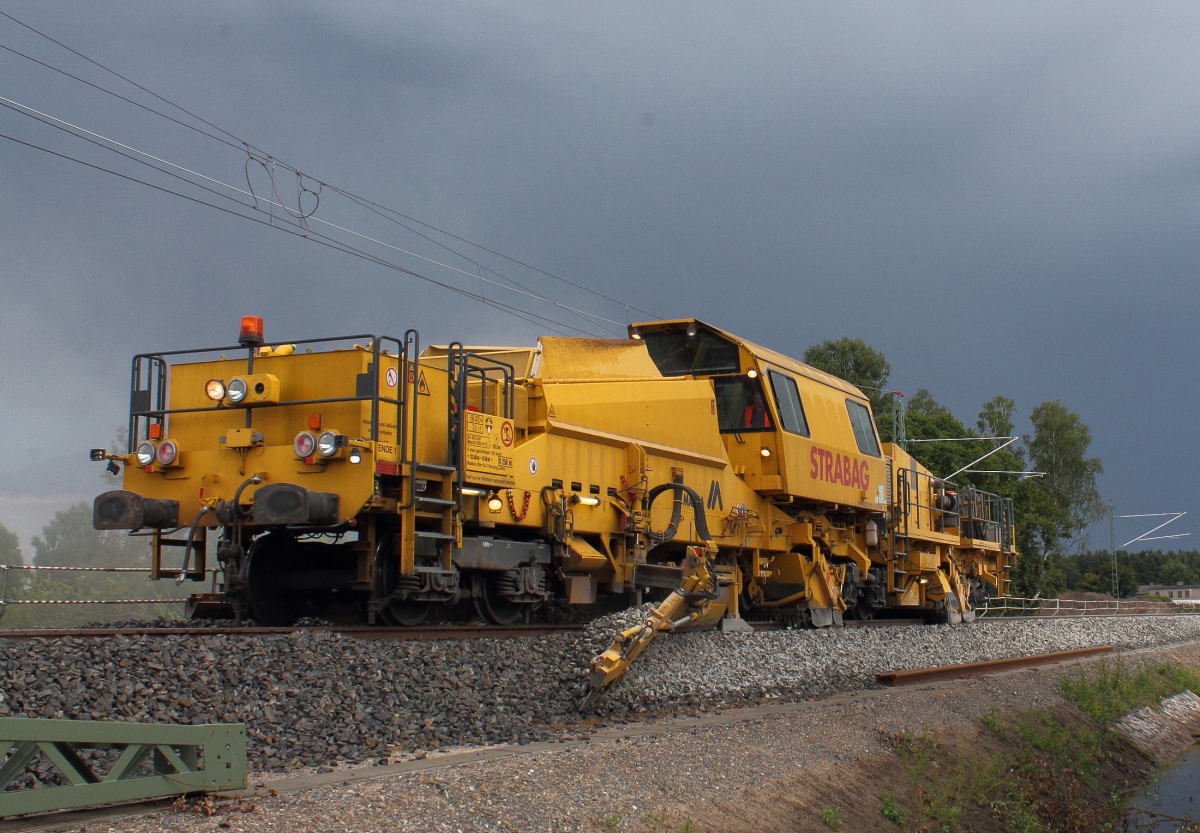 Eine Stunde spter und ein Blick in Arbeitsrichtung und schon sieht alles ganz anders aus.
Die Schotterprofiliermaschine der STRABAG beim Einsatz in Nassenheide Richtung Grneberg am 13.08.2013. 
Hersteller: MATISA 
NVR-Nr.: 99 80 9225 001-3 D-STRA