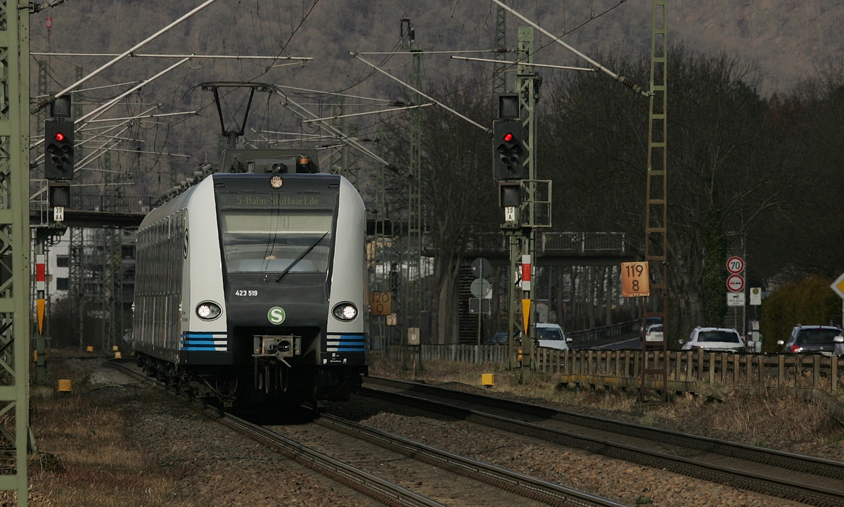 Eine Stuttgarter S-Bahn abgelichtet auf der rechten Rheinseite nahe Oberlahnstein am 19.02.2022