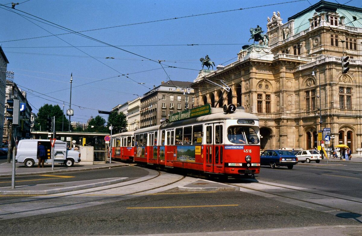 Eine Symphonie aus Wiener Oper und Wiener Straßenbahn: TW 4516 und Beiwagen 1316  auf der Linie 2.
Datum: 15.08.1984