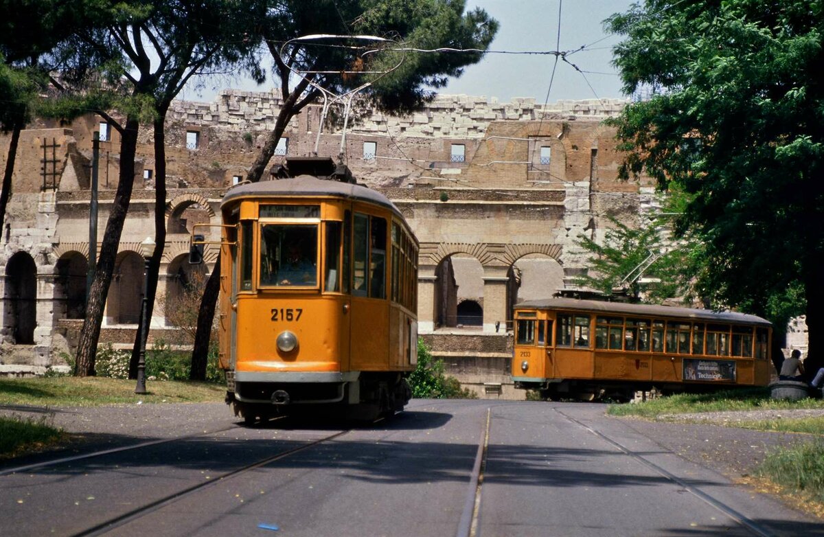Eine Symphonie von Straßenbahn und Bauwerk bot das Colosseum Roms zusammen mit prächtigen alten Straßenbahnwagen.
Datum: 13.06.1987 