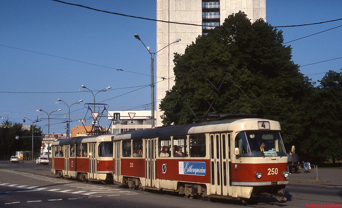 Eine T3-Doppeltraktion mit dem führenden Tw 250 ist im Juni 1990 auf der Linie 4 in Tallinn unterwegs