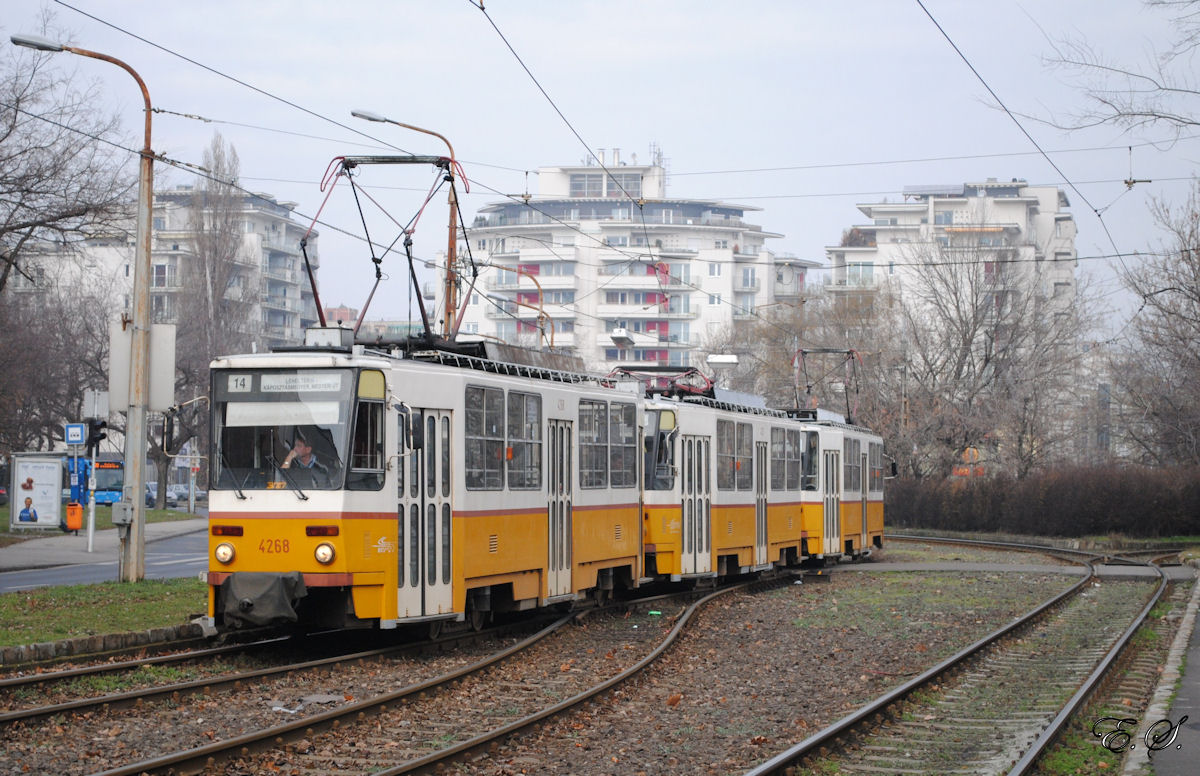 Eine T5C5 - Dreifachgarnitur der Linie 14 in der Haltestelle Angyalföld - kocziszin.(16.01.2014)