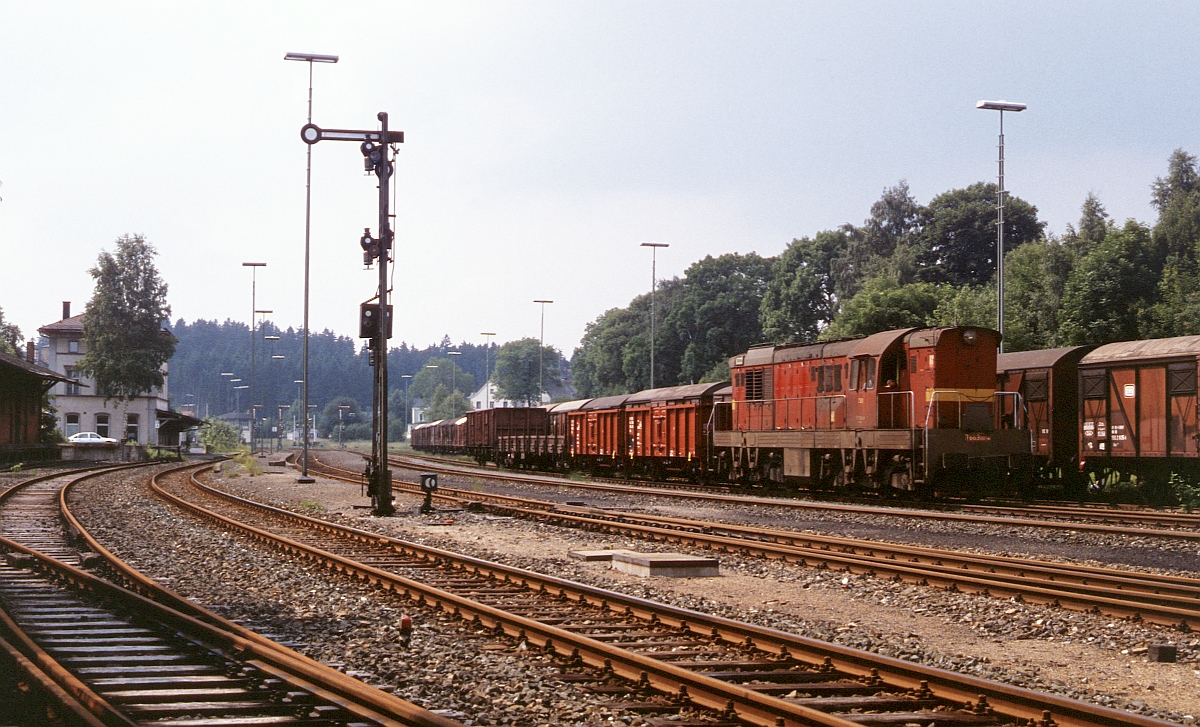 Eine T669 der CSD macht sich im September 1987 in Selb-Plberg auf den Weg ber die damals noch  scharfe  Grenze ins tschechosklowakische Asch.