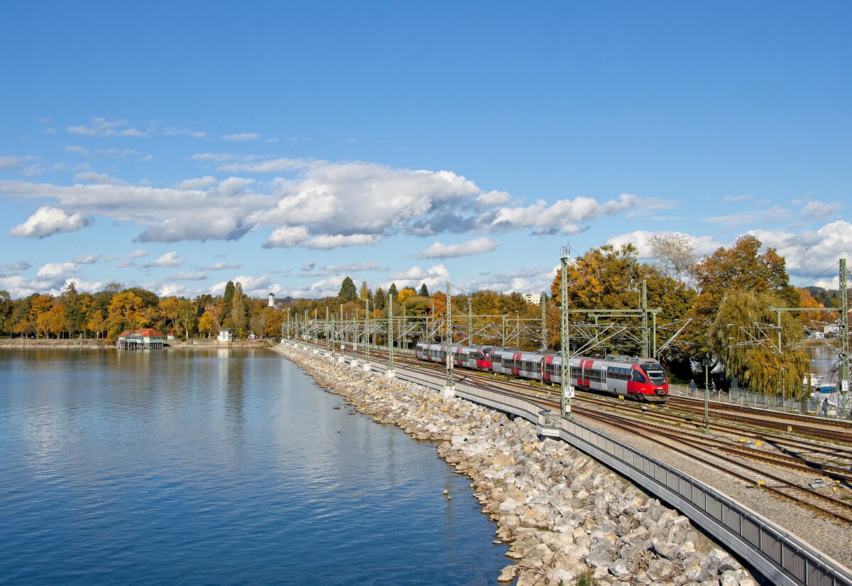 Eine Talent-Doppeltraktion fährt über den Bodenseedamm in den Bahnhof Lindau-Insel ein (22.10.2022)