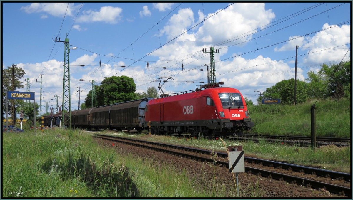Eine Taurus 1116 der ÖBB macht sich mit ihrer Güterfracht am Haken auf in Richtung 
Österreich.Hier zu sehen am Stadtrand von Komárom auf der Kbs 1 am 20.Mai 2014.