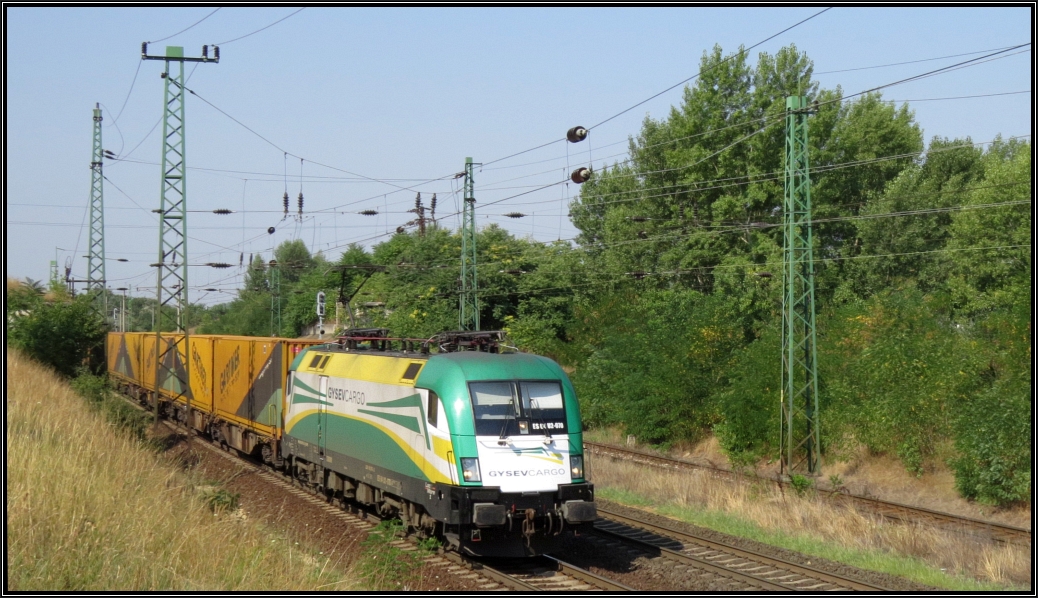 Eine Taurus Lok der Gysev Cargo ist mit einen Gartner Containerzug aus Sopron unterwegs nach Budapest. Hier zu sehen bei Komárom (H) auf der Kbs1 Anfang August 2015.
