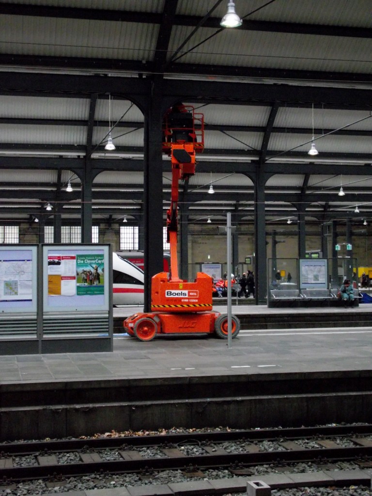 Eine Teleskop Hebebühne am 21.11.13 in Wiesbaden Hbf 