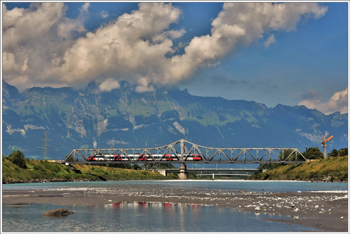 Eine Tiroler Ente als R5715 von Buchs SG nach Feldkirch auf der Rheinbrücke zwischen Buchs SG und Schaan-Vaduz. Im Hintergrund ist die Staubern Kanzel im Alpsteingebirge zu sehen. (02.09.2016)