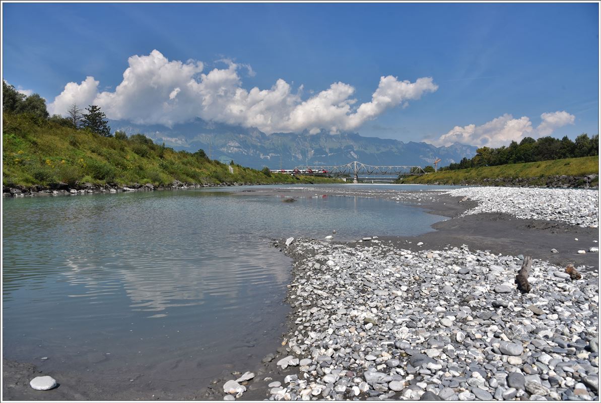 Eine Tiroler Ente als R5715 von Buchs SG nach Feldkirch auf der Rheinbrücke zwischen Buchs SG und Schaan-Vaduz. (02.09.2016)