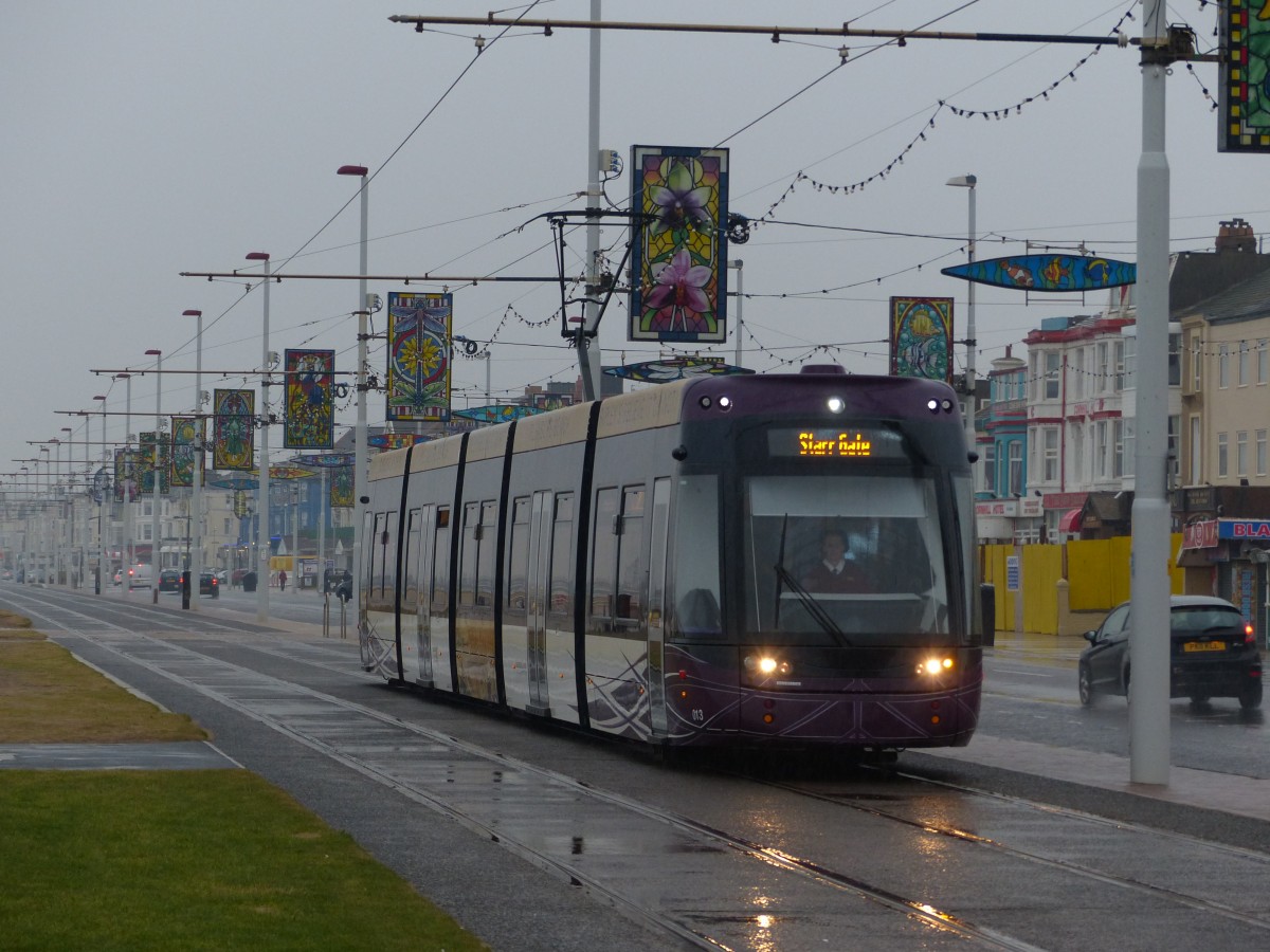 Eine Tram in Blackpool nach Starr Gate fährt an der Promenade entlang, nahe dem Manchester Square. 12.3.2015