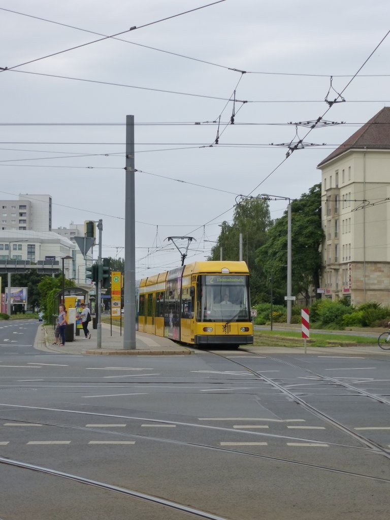 Eine Tram der Linie 2 fhrt hier am 09.08.2013 nahe dem Glcksgas-Stadion in Dresden.