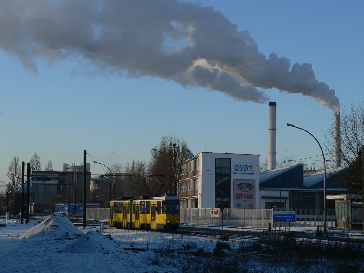 Eine Tram der Linie 21 auf dem Blockdammweg in Berlin Karlshorst. Im Hintergrund das Kraftwerk Klingenberg. 2.1.2009