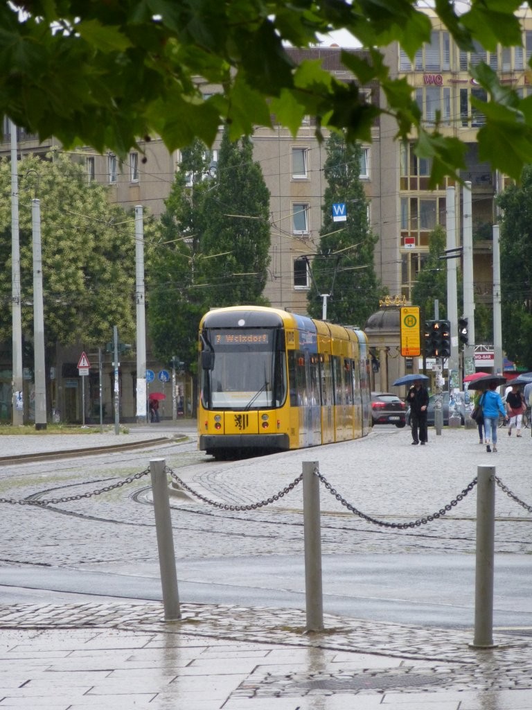 Eine Tram der Linie 7 nach Weixdorf macht hier gerade Halt...

Dresden am 09.08.2013.