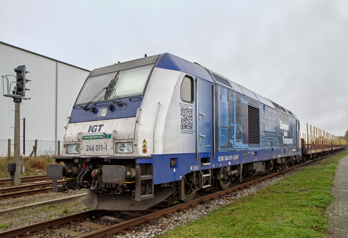 Eine TRAXX 160 stehen mit Leerwagen zur Holzverladung auf dem Nebengleis des Bahnhofs Torgelow. - 22.10.2014