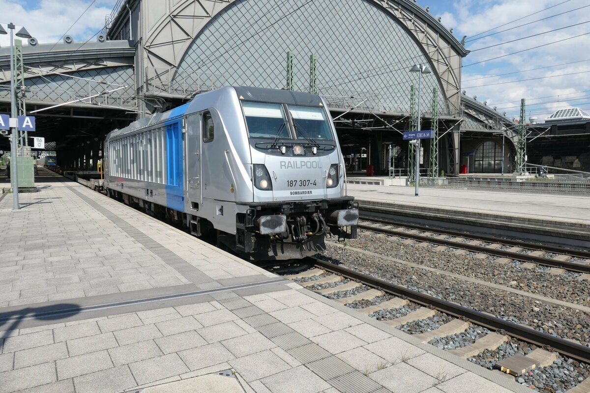 eine Traxx AC3 von Railpool, 187 307, vor einem Trailerzug in Dresden Neustadt, fotografiert am 06.07.2022 