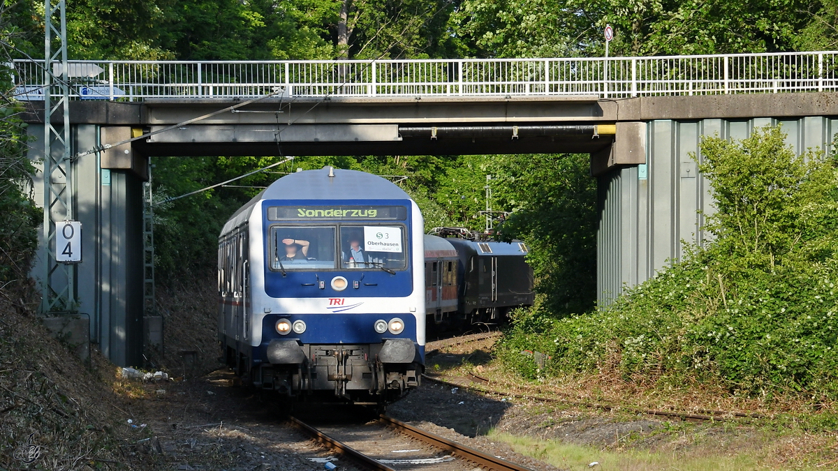 Eine TRI-Garnitur kurz vor der Ankunft am Bahnhof in Hattingen. (Mai 2020)