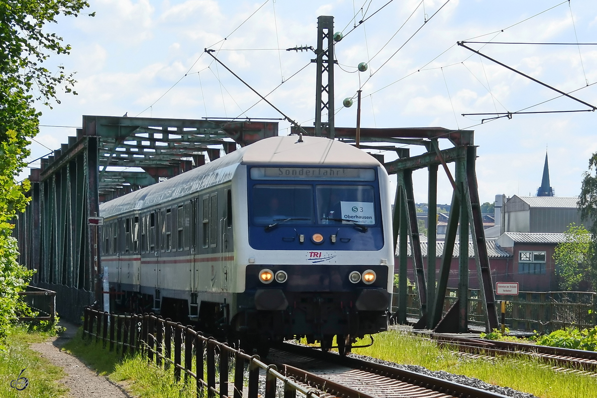 Eine TRI-Garnitur überquert Mitte Mai 2020 die Eisenbahnbrücke in Hattingen.