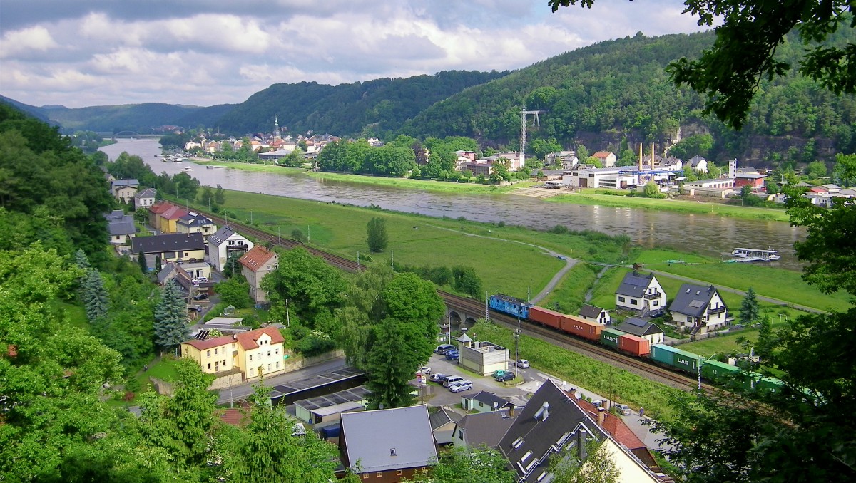 eine tschechische 372 durchfährt mit einem Containerzug gleich den Ort Krippen Richtung Bad Schandau, was auf der anderen Elbseite zu sehen ist. Fotografiert von der Aussicht  Carolahöhe . (30.05.2014)