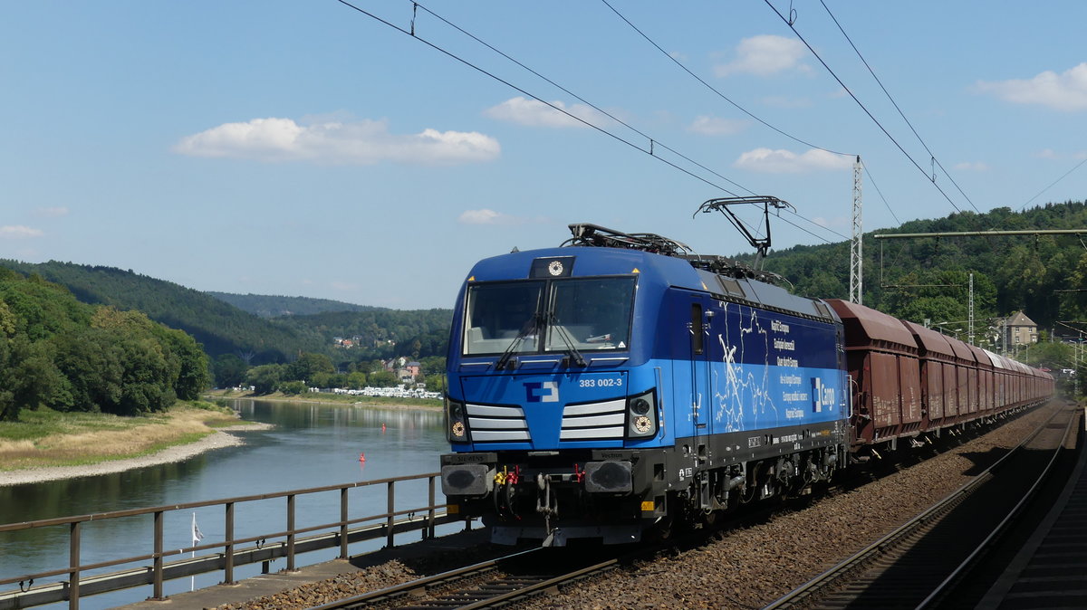 Eine tscheschiche Vectron zieht einen Güterzug entlang der Elbe gen Dresden. Hier beim Durchfahren des S-Bahnhofes Königstein (Sächs. Schweiz). Aufgenommen am 24.7.2018 14:04