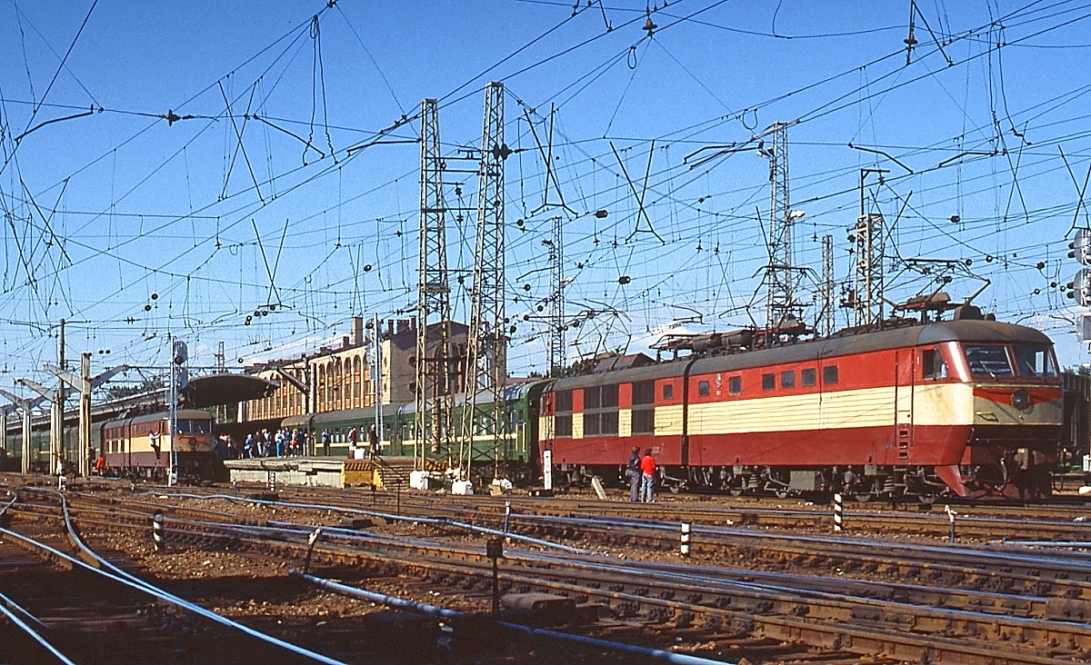 Eine TschS6 verlässt am 09.06.1990 den Moskauer Bahnhof in Leningrad (heute Sankt Petersburg Glawny). Diese von Skoda/Plzen gebauten Loks sind eine Weiterentwicklung der TschS200 mit höherer Zugkraft. Insgesamt 30 dieser für 3 kV = und eine Höchstgeschwindigkeit von 190 km/h ausgelegten Lokomotiven wurden zwischen 1979 und 1981 an die Sowjetische Staatsbahn geliefert.