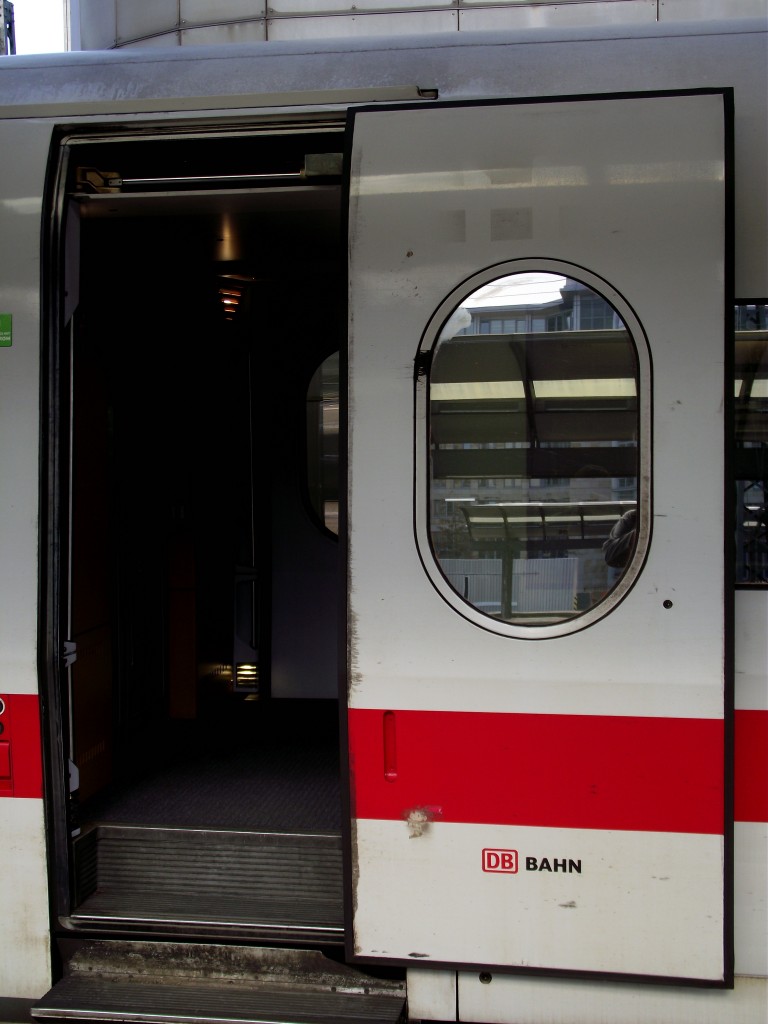 Eine Tür eines ICE 1 Wagens am 05.03.14 in Frankfurt am Main 