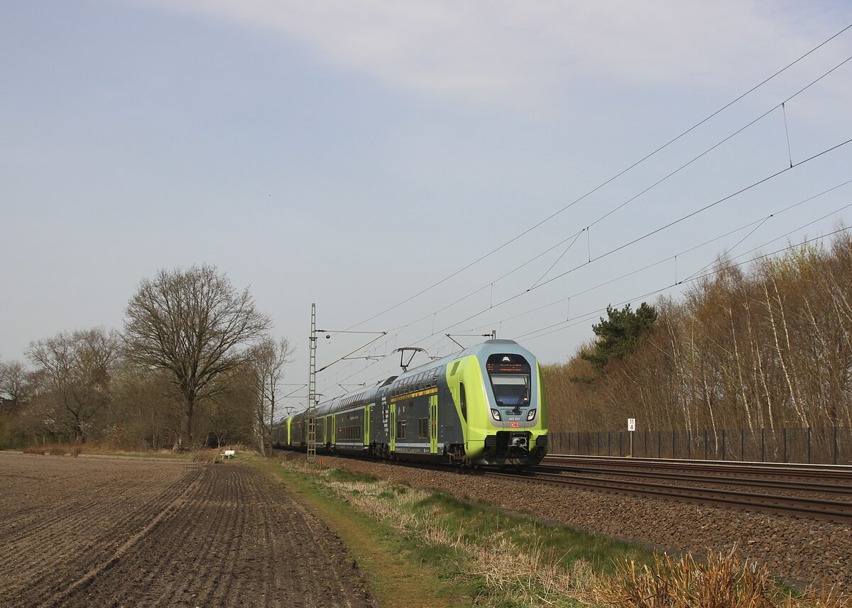 Eine Twindexx Doppeltraktion fährt am 12.04.2022 als RE 7 nach Hamburg Hbf durch Halstenbek 