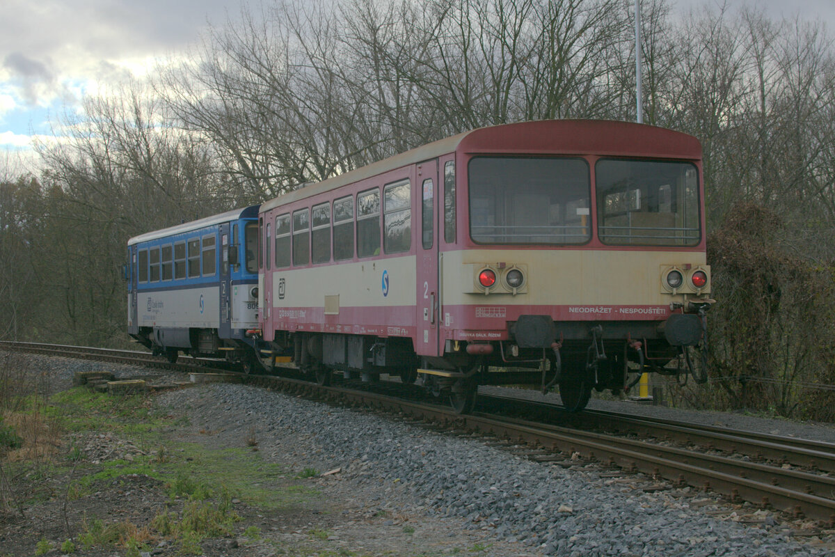 Eine typische Nebenbahngartnitur bei der Ausfahrt in Slany. 04.11.2021 15:20 Uhr.